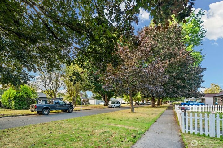 Property Photo:  1310  8 Avenue  WA 98632 