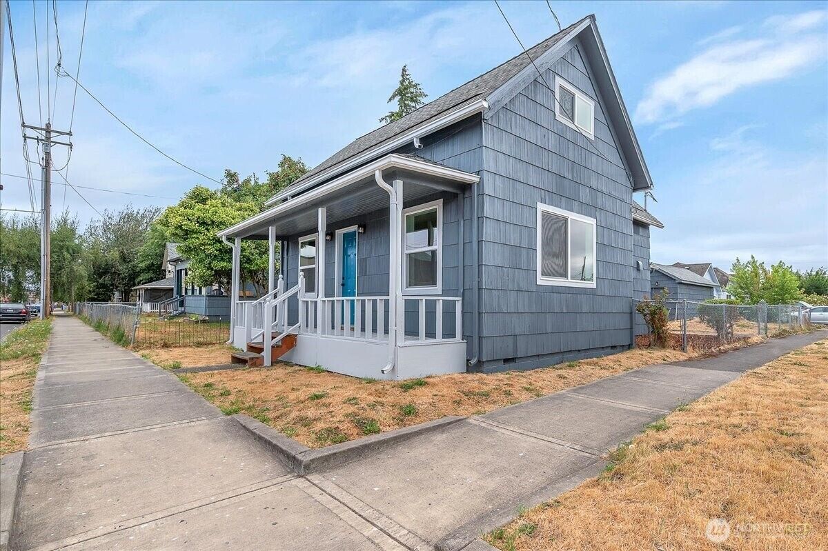 Property Photo:  714 S Pacific Avenue  WA 98626 
