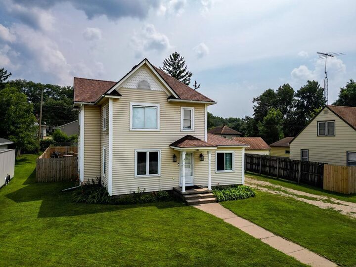 Property Photo:  624 Harding Street  WI 53545 