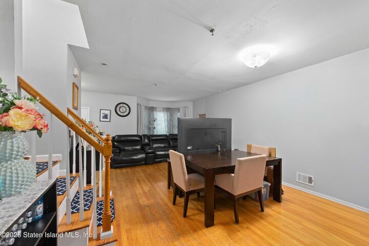 Property Photo:  19 Laguna Lane  NY 10303 