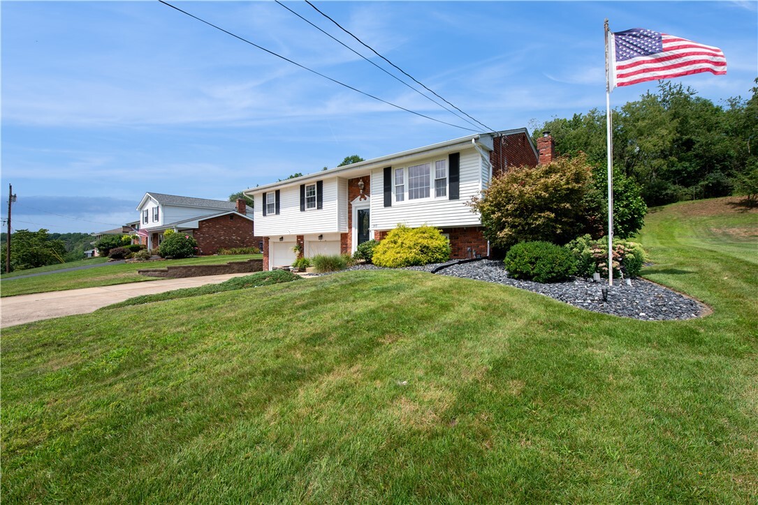 Property Photo: 949 Rolling Meadows Dr PA 15601