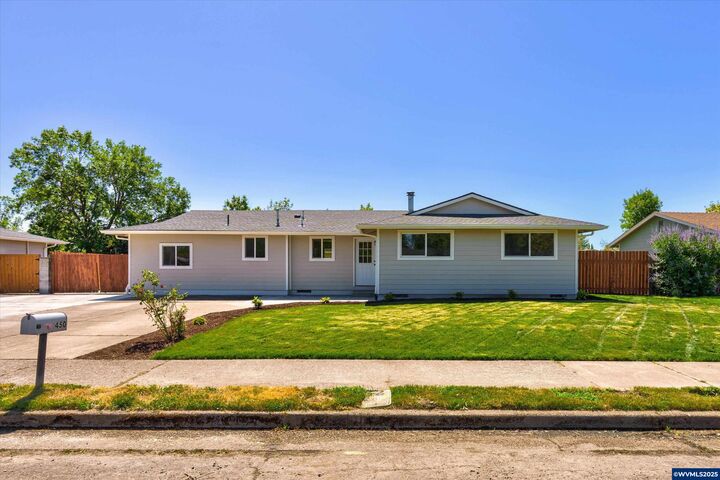 Property Photo: 450 NE Sherwood Wy OR 97330