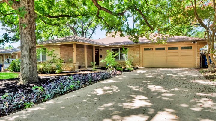Property Photo: 1405 Briarcliff Boulevard TX 78723