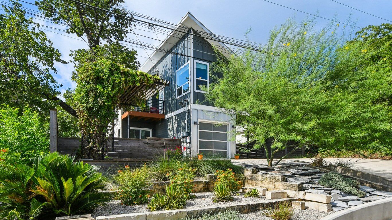 Property Photo: 2211 New York Avenue A TX 78702