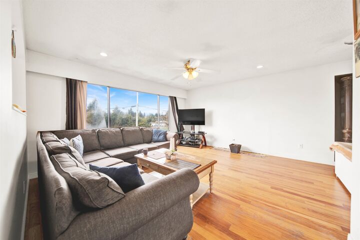 Photo de la propriété:  12234 99A Avenue  BC V3V 2R2 