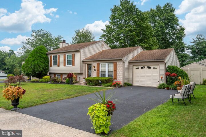 Property Photo: 1605 Pebble Brook Lane PA 17110