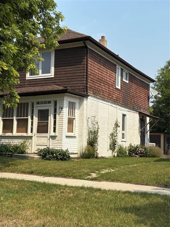 Property Photo: 74 Bristol Avenue MB R2H 2R2