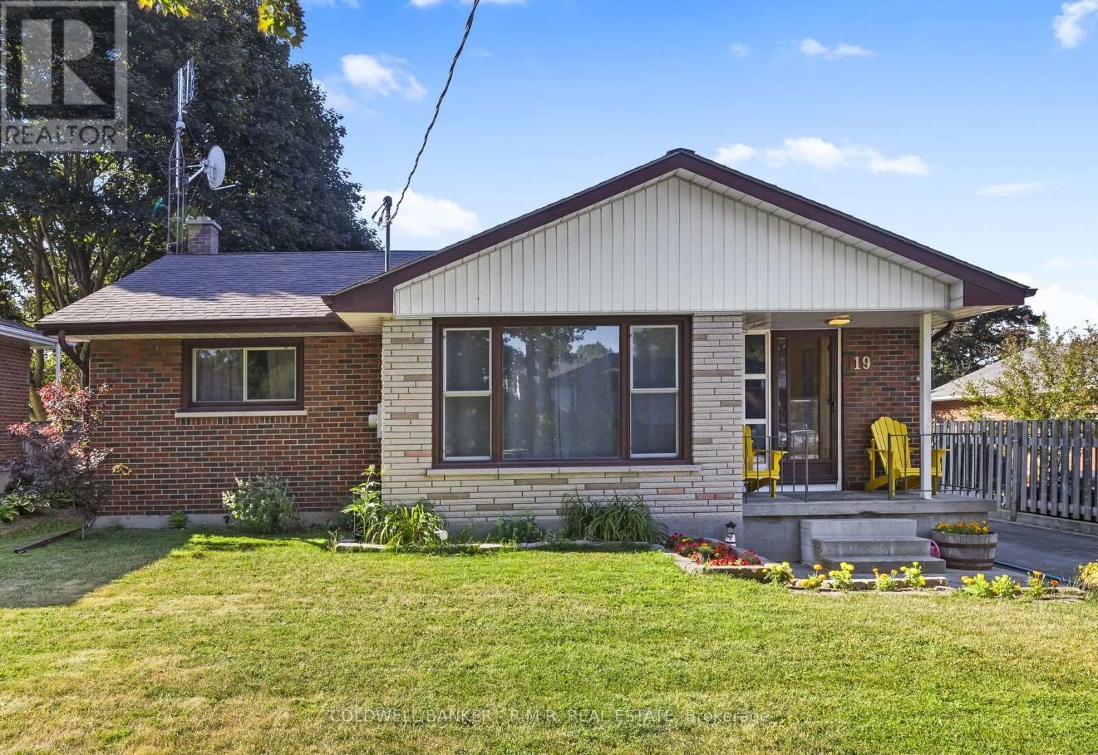 Property Photo:  19 Parkway Crescent  ON L1C 1B9 
