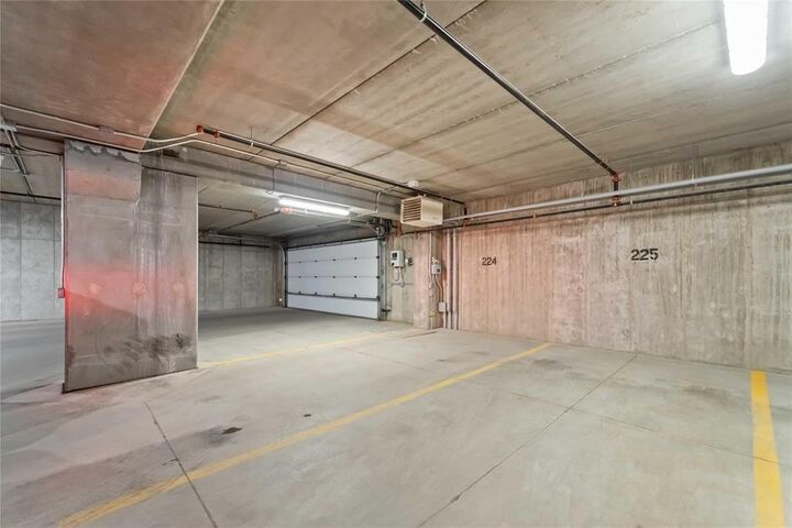 Property Photo:  105 South Town Road  MB R3Y 2A1 