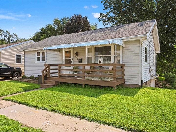 Property Photo:  1100 Garfield Avenue  IA 52001 