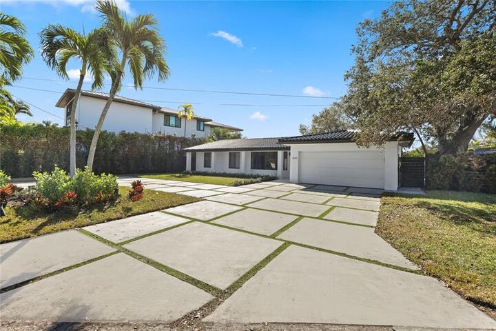 Property Photo: 2440 NE 25th Pl FL 33305