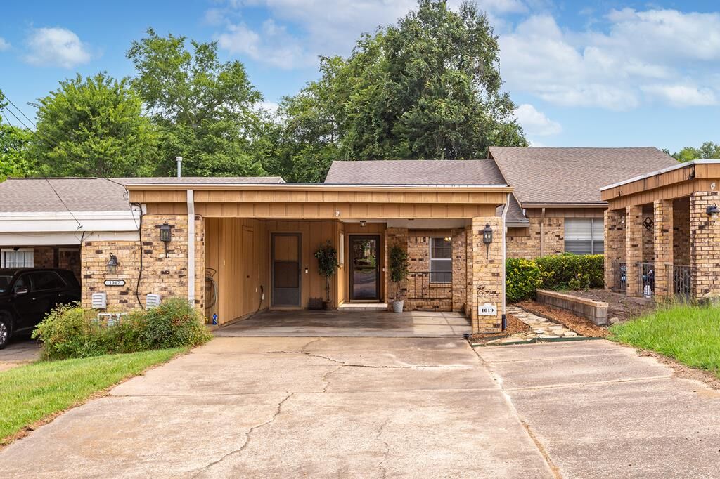 Property Photo:  1019 East Austin Street  TX 75965 