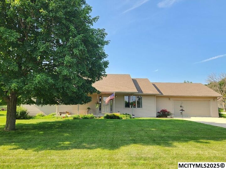 Property Photo:  712 Bison Dr  IA 50458 