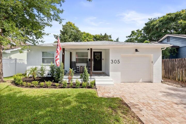 Property Photo: 305 Niblick Way FL 32804