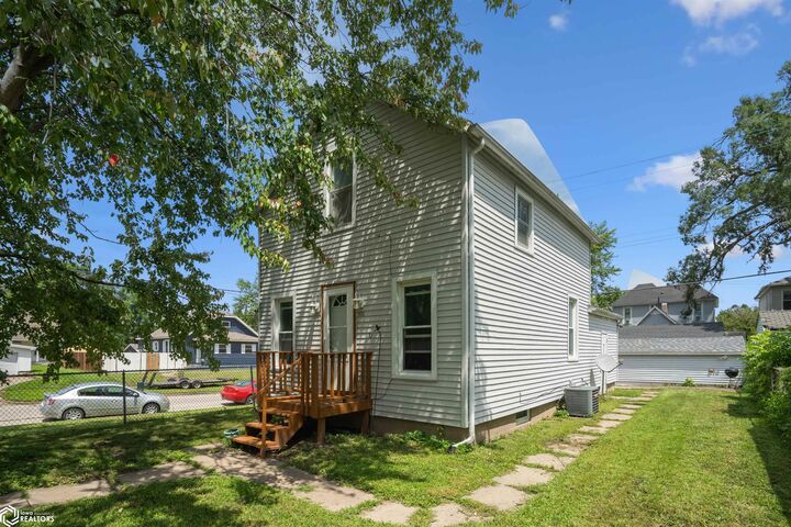 Property Photo: 900 S 10th Street IA 52601