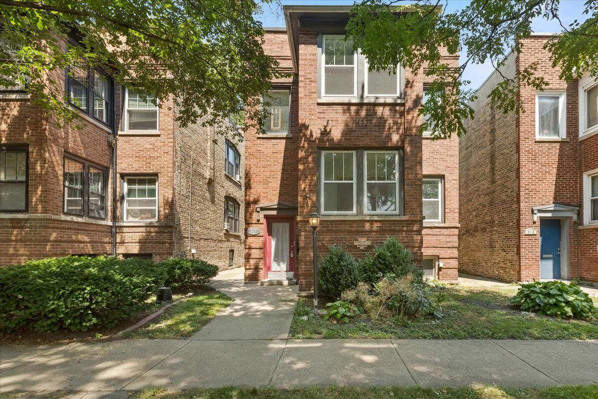 Property Photo:  815 Mulford Street  IL 60202 