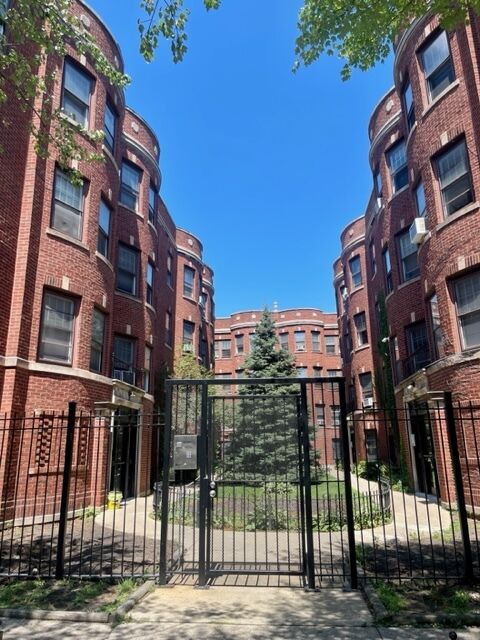 Property Photo: 1080 W Thorndale Avenue 1H IL 60660