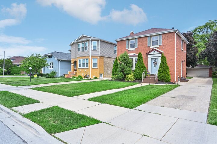 Property Photo:  807 S 20th Avenue  IL 60153 