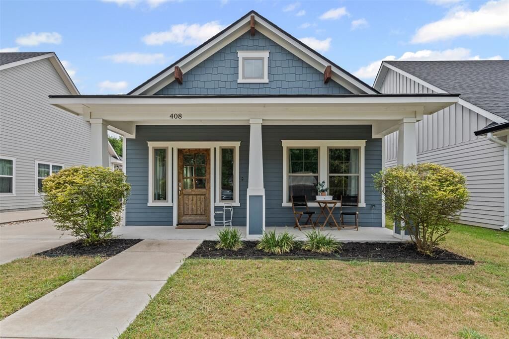 Property Photo:  408 N Hawkins  TX 75165 