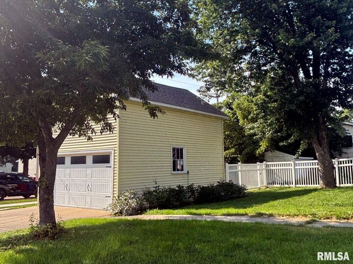 Property Photo: 302 N Rose Street IL 61529