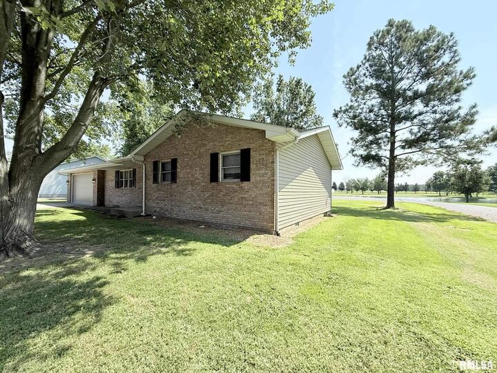 Property Photo: 1105 Oakwood Lane IL 62959