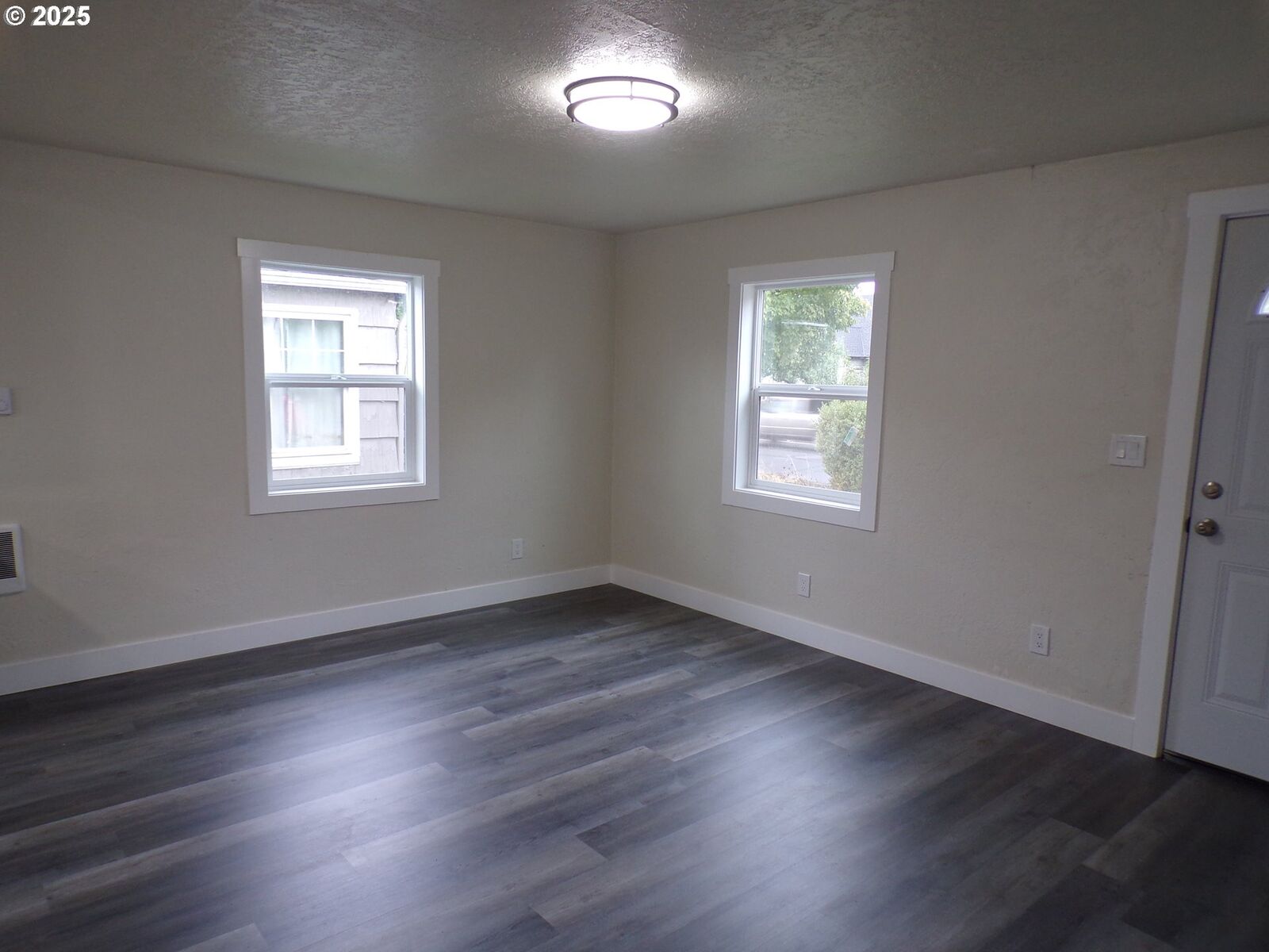 Property Photo: 1925 Liberty St OR 97317