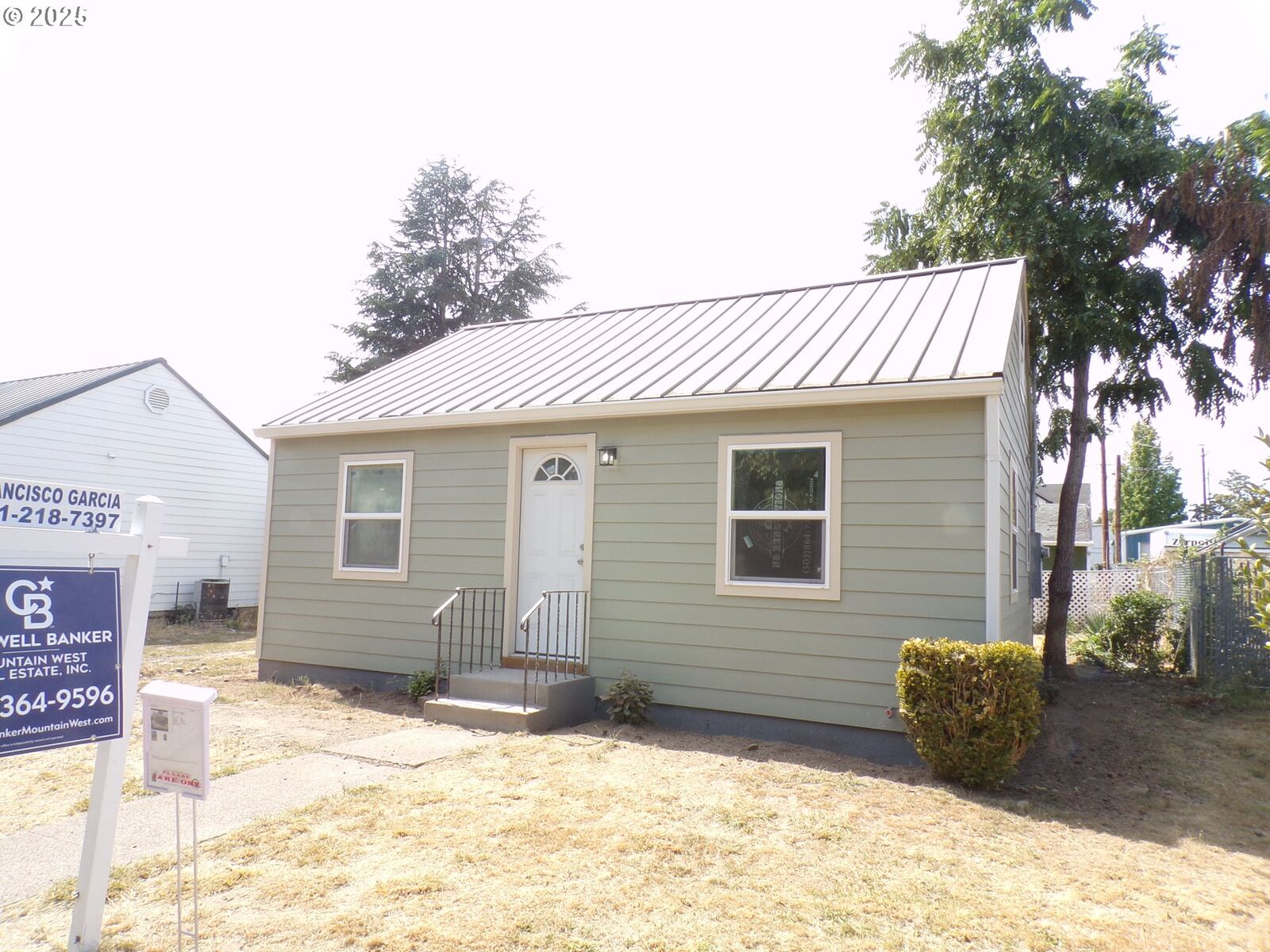 Property Photo: 1925 Liberty St OR 97317