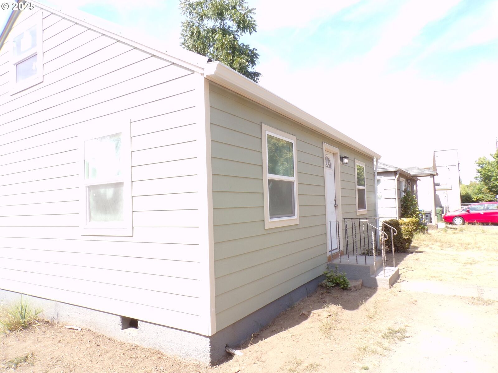 Property Photo: 1925 Liberty St OR 97317