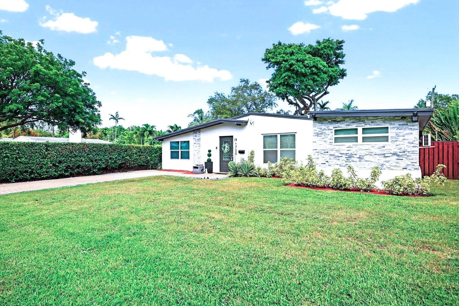 Property Photo: 1708 NE 16th Terrace FL 33305
