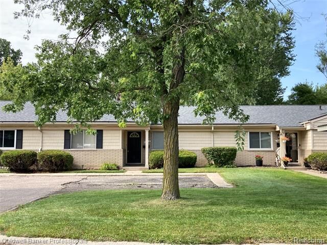 Property Photo: 26572 Franklin Pointe Drive MI 48034