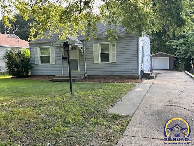 Property Photo:  2032 SW Randolph Ave  KS 66604 