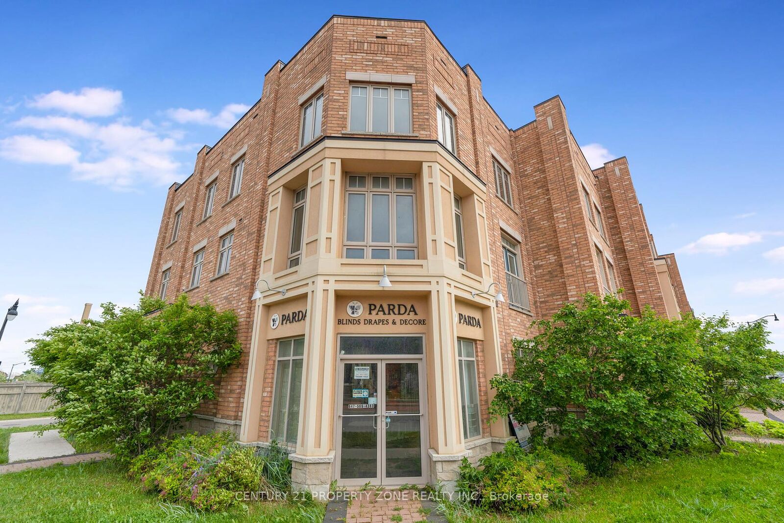 Property Photo: 28 Wardenwood Drive ON L6R 3W4