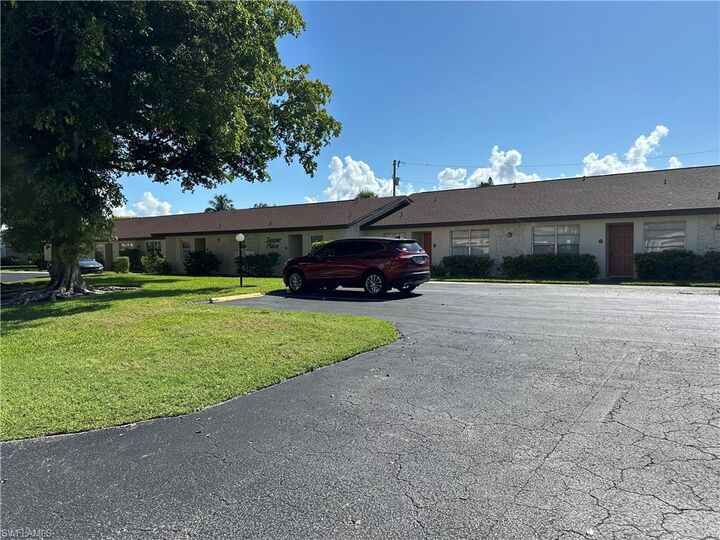 Property Photo:  4611 SE 5th Pl 8  FL 33904 