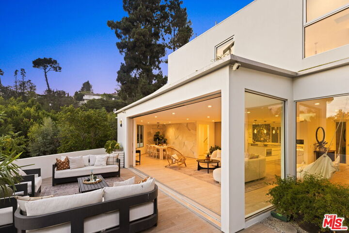 Property Photo: 2615 La Cuesta Dr CA 90046