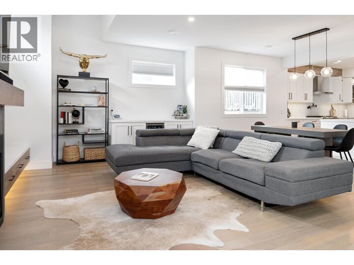 Photo de la propriété:  2481 Ethel Street  BC V1Y 3A4 