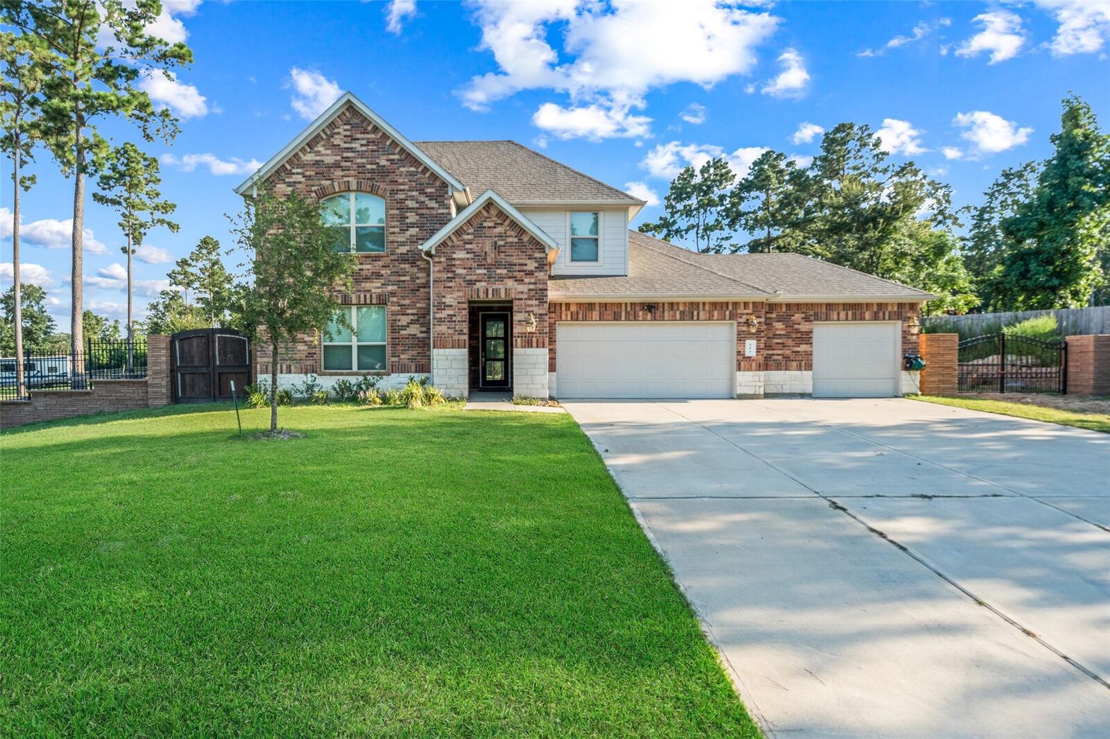 Property Photo:  105 Whelan Lane  TX 77358 