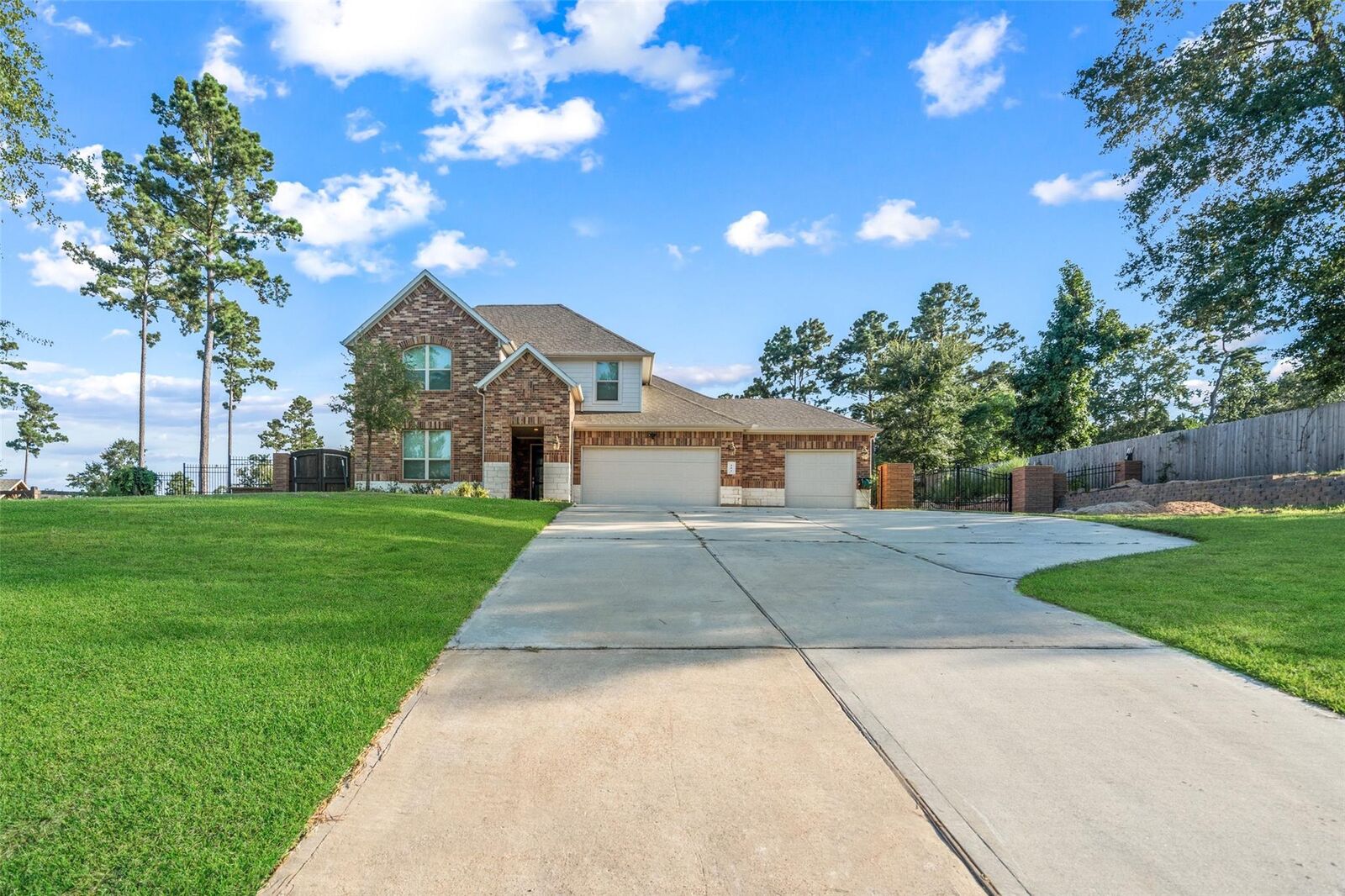 Property Photo:  105 Whelan Lane  TX 77358 