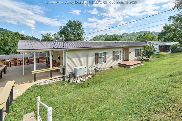 105 Oak Tree Lane  Nitro WV 25143 photo