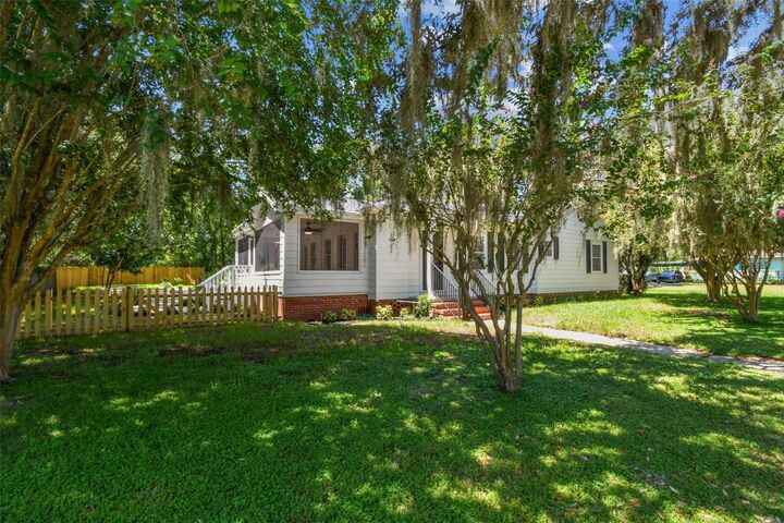 Property Photo: 425 E Vine Street FL 33830