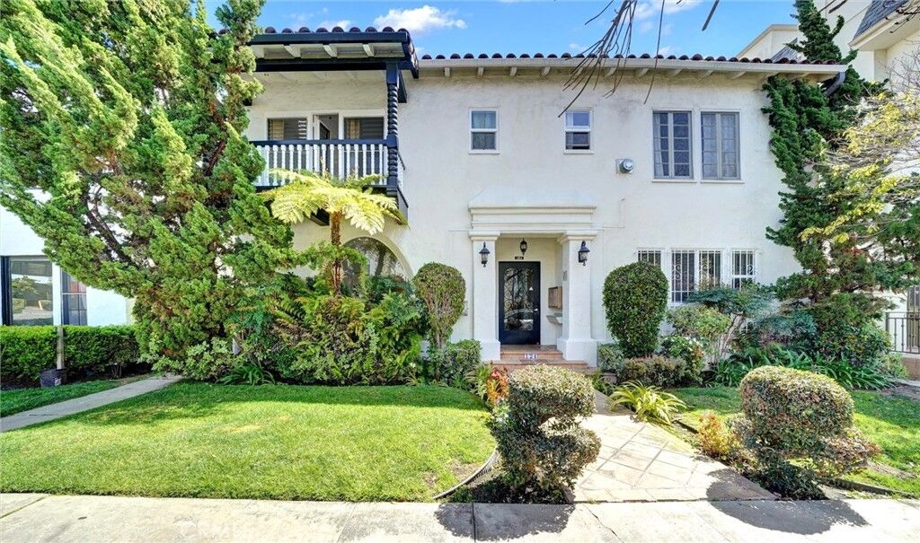 Property Photo:  124 S Elm Drive 7  CA 90212 