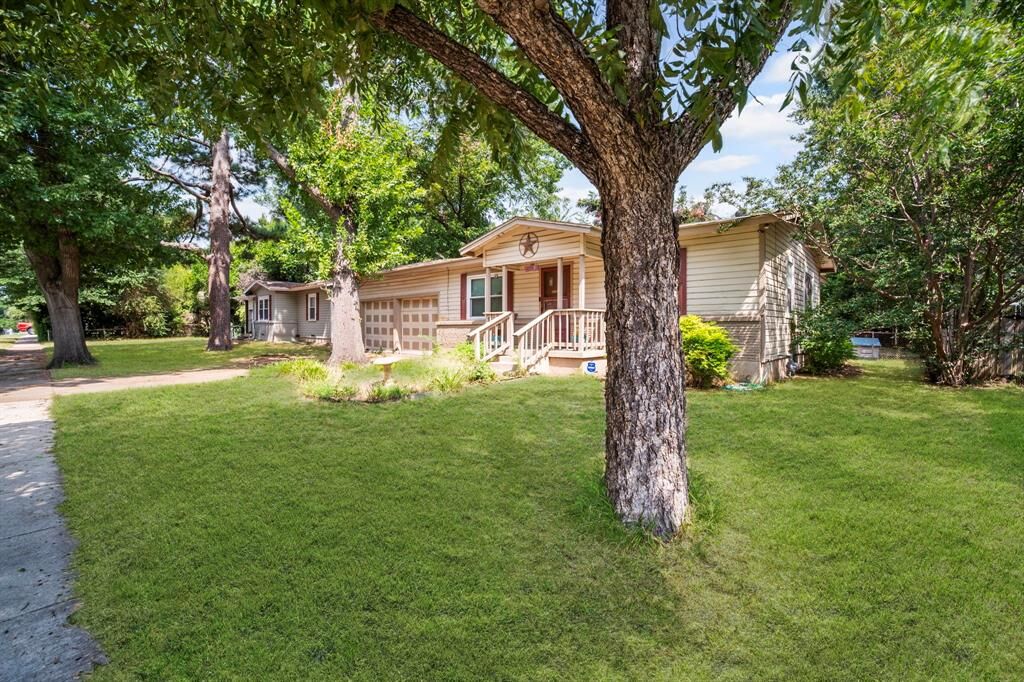 Property Photo: 1009 Eric Avenue TX 76012