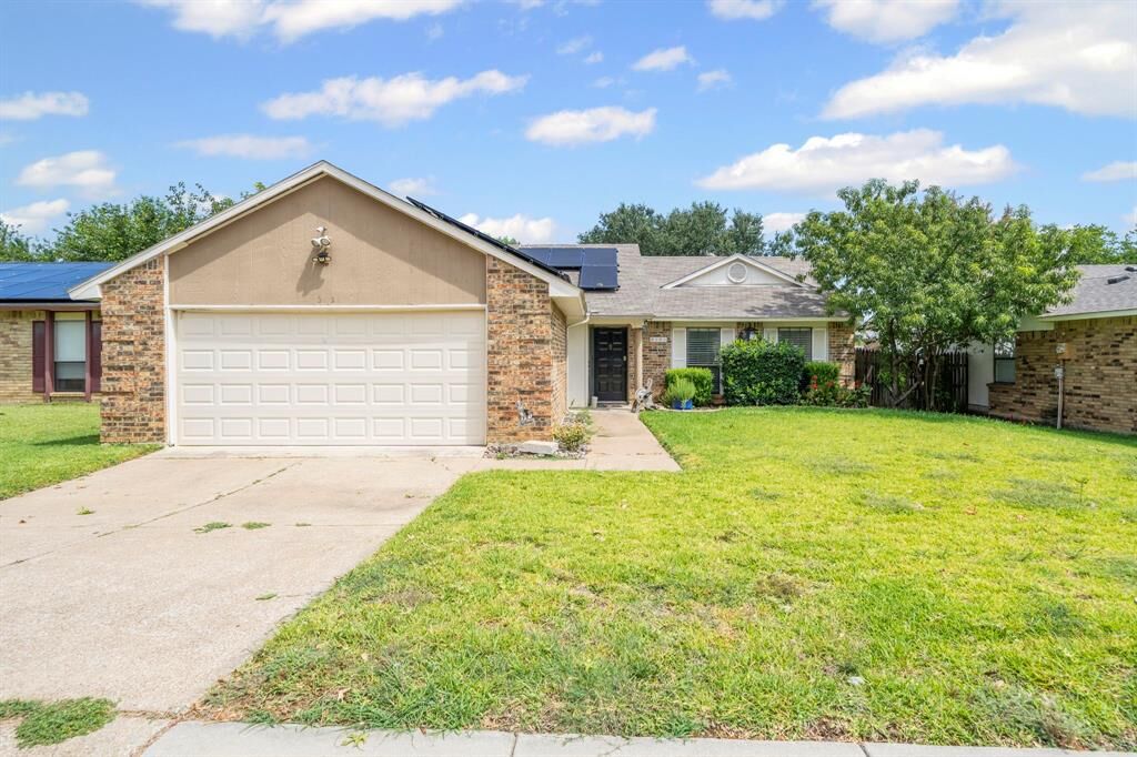 Property Photo: 2121 Newbury Drive TX 76014