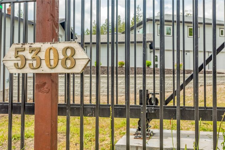 Photo de la propriété: 5308 Law Street BC V0H 1X8