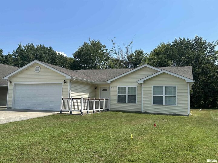 Property Photo:  2020 E Creekwood Drive  IL 62901 