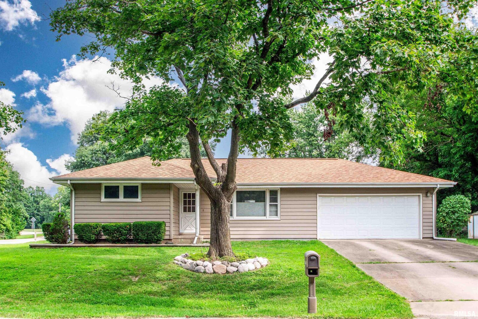 Property Photo:  2800 Fondulac Drive  IL 61611 