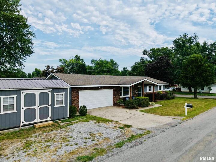 Property Photo: 802 N Hughes Street IL 62896