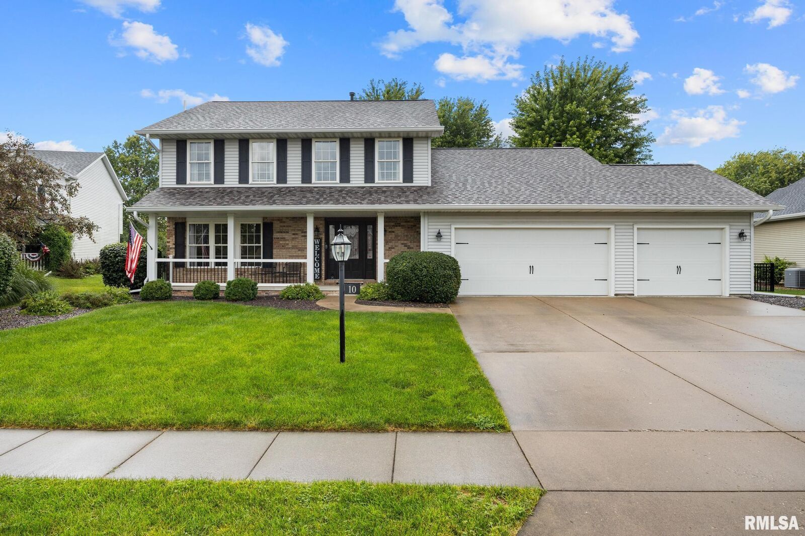 Property Photo: 10 Pin Oak Court IL 61571