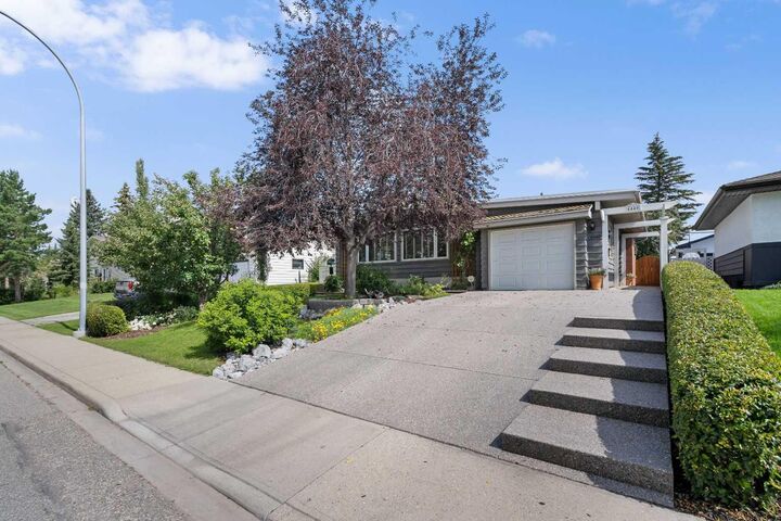 Photo de la propriété:  4440 Brentwood Green NW  AB T2L 1L4 