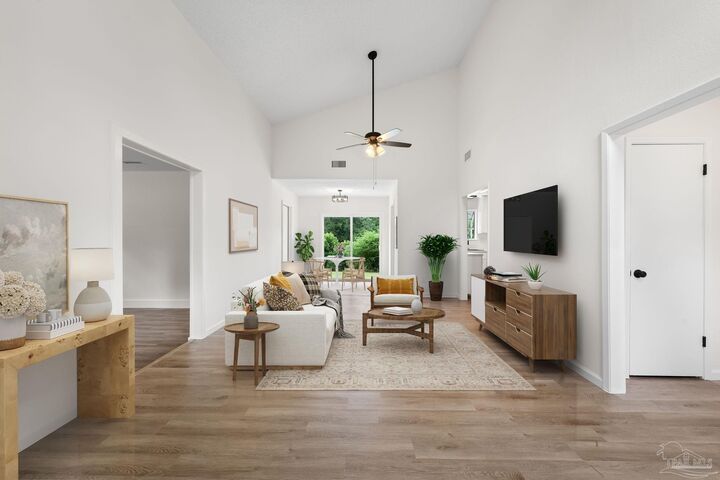 Property Photo: 6725 Oakcliff Rd FL 32526