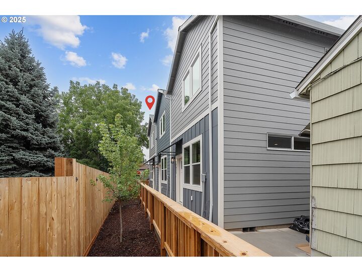 Property Photo:  7828 SE Salmon St  OR 97215 